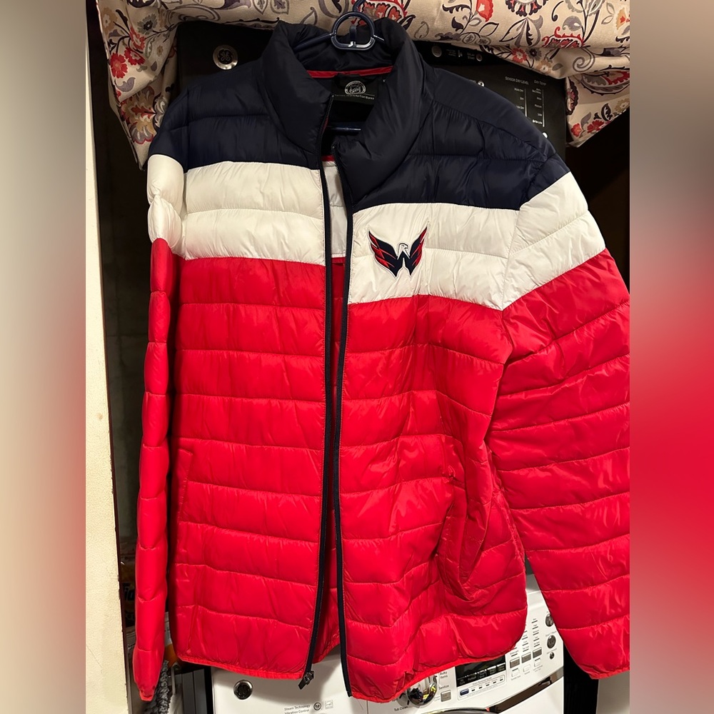 Men's Washington Capitals Cold
Front Puffer Jacket 2XL size Used
